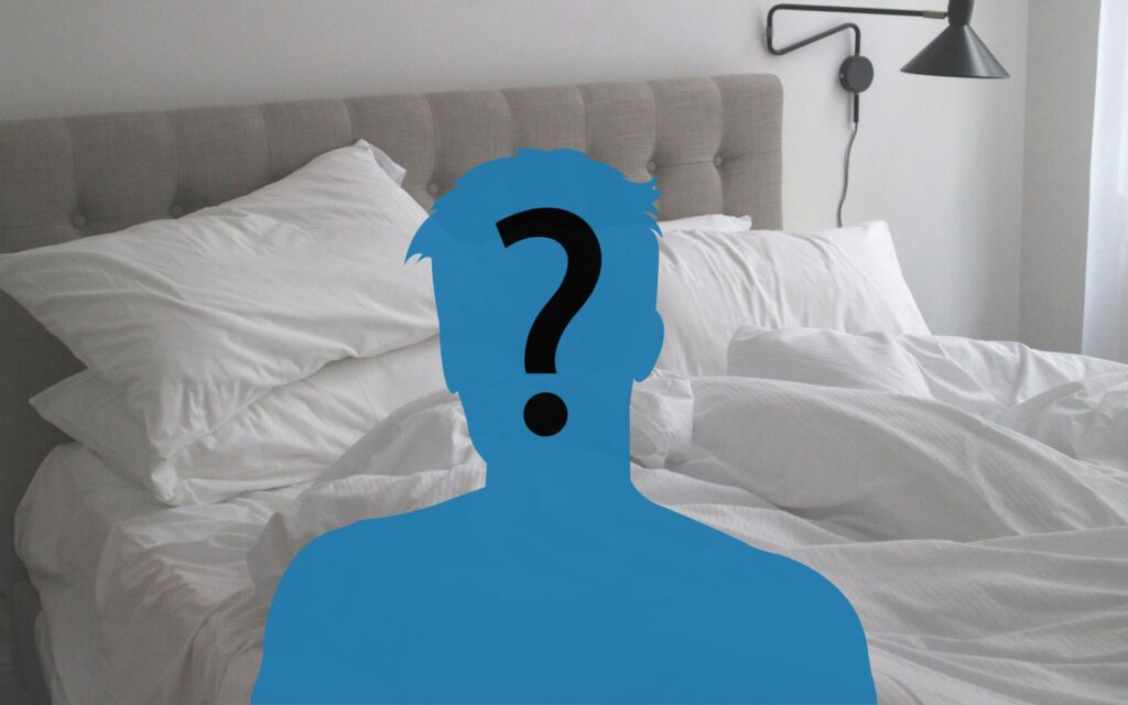 Billede af en seng, hvor der foran står en person, som man ikke ved hvem er. Passer til artiklen "Disse personer vil få gavn af at sove med en tyngdedyne"