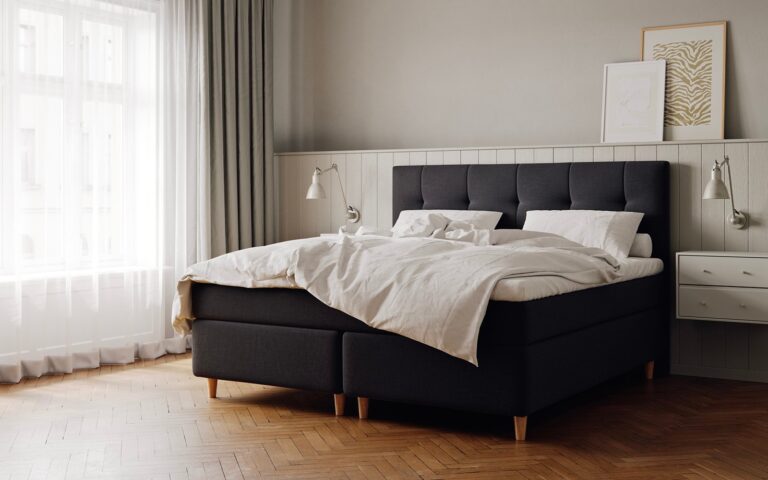 Billede af en sort seng i et beige soveværelse