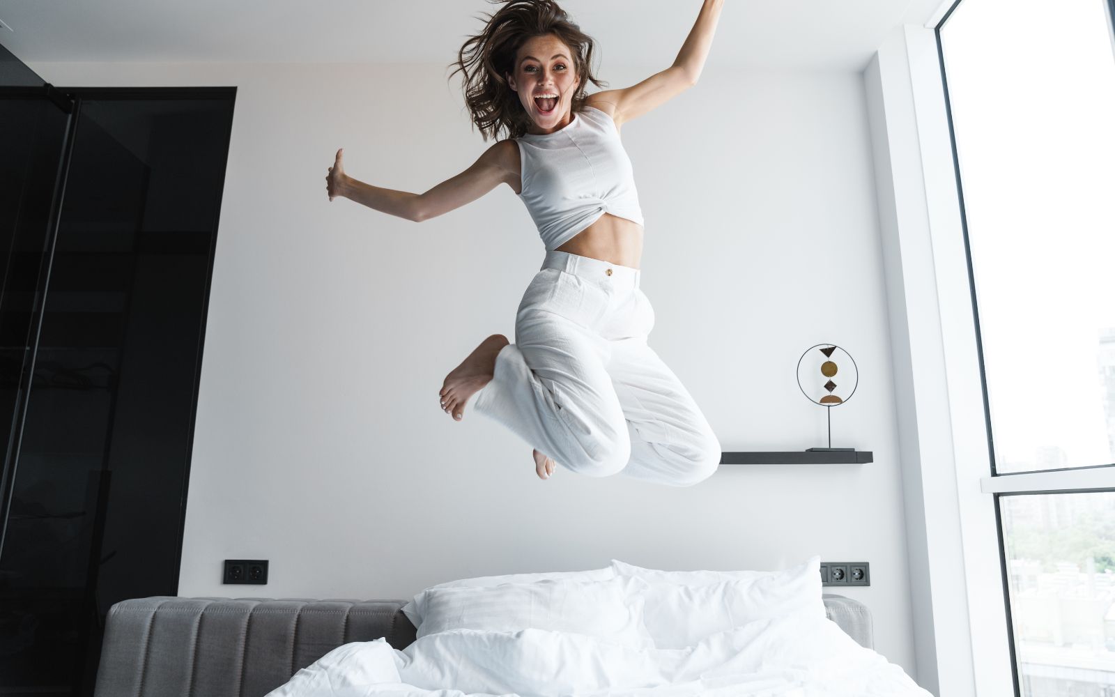 Gode råd til dig med ny seng - kvinder der hopper i en seng
