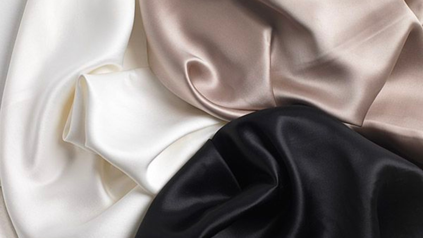 3 forskellige farver silkesengetøj