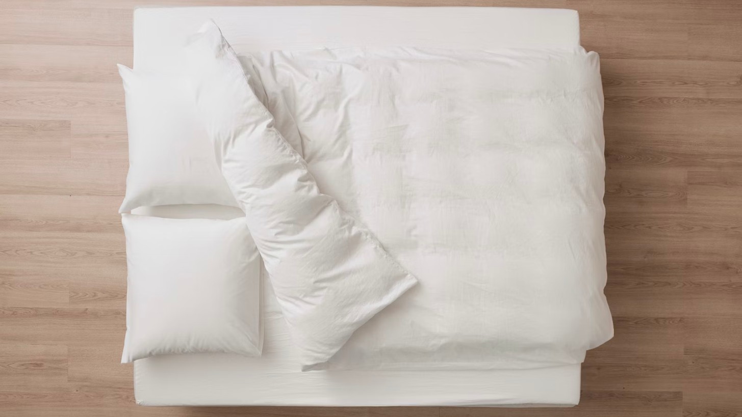 Mayan sengesæt produktbillede set på en seng