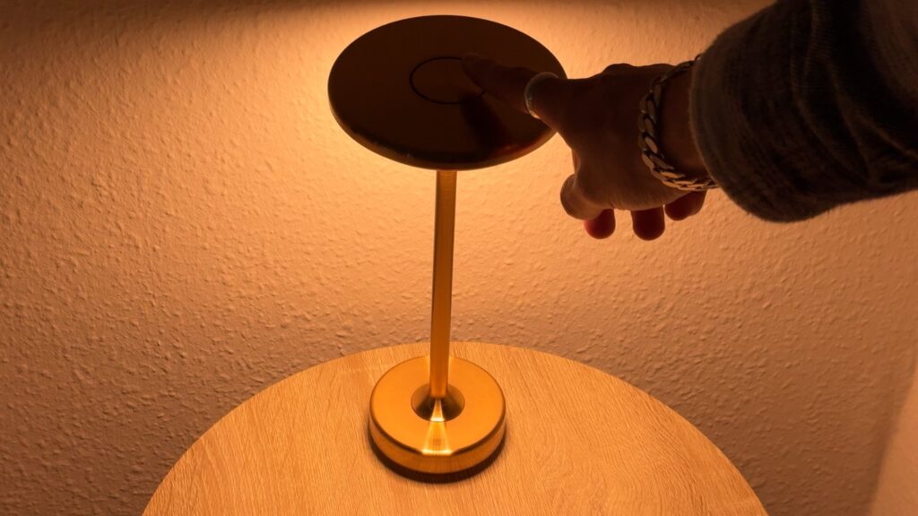 Copenhagen bordlampen i gult lys