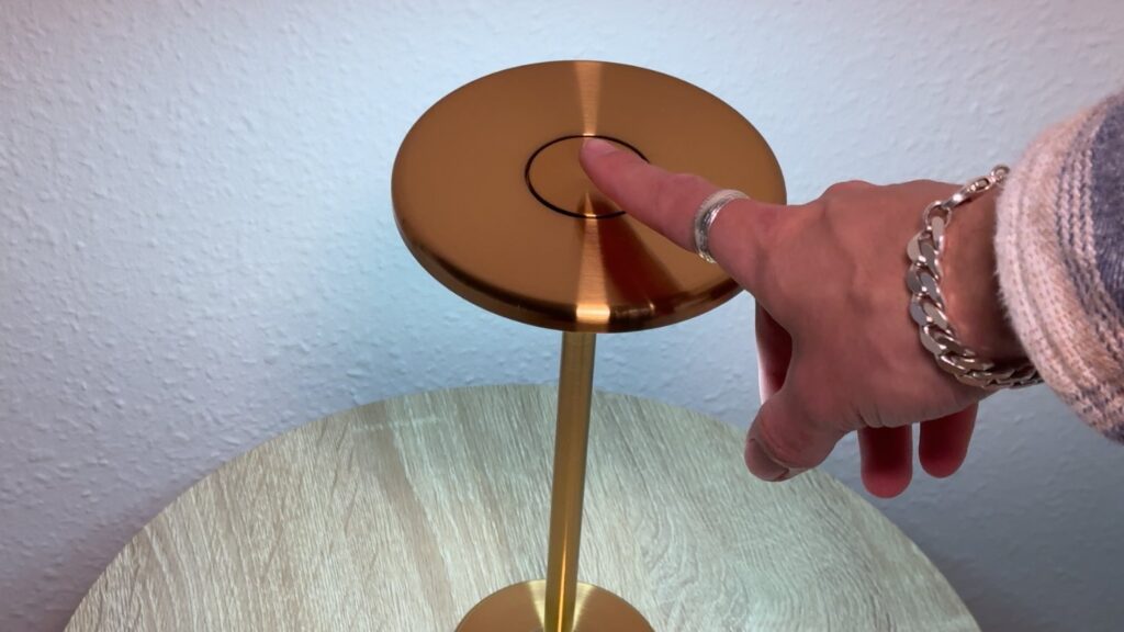 Copenhagen bordlampens touch panel på toppen af lampen