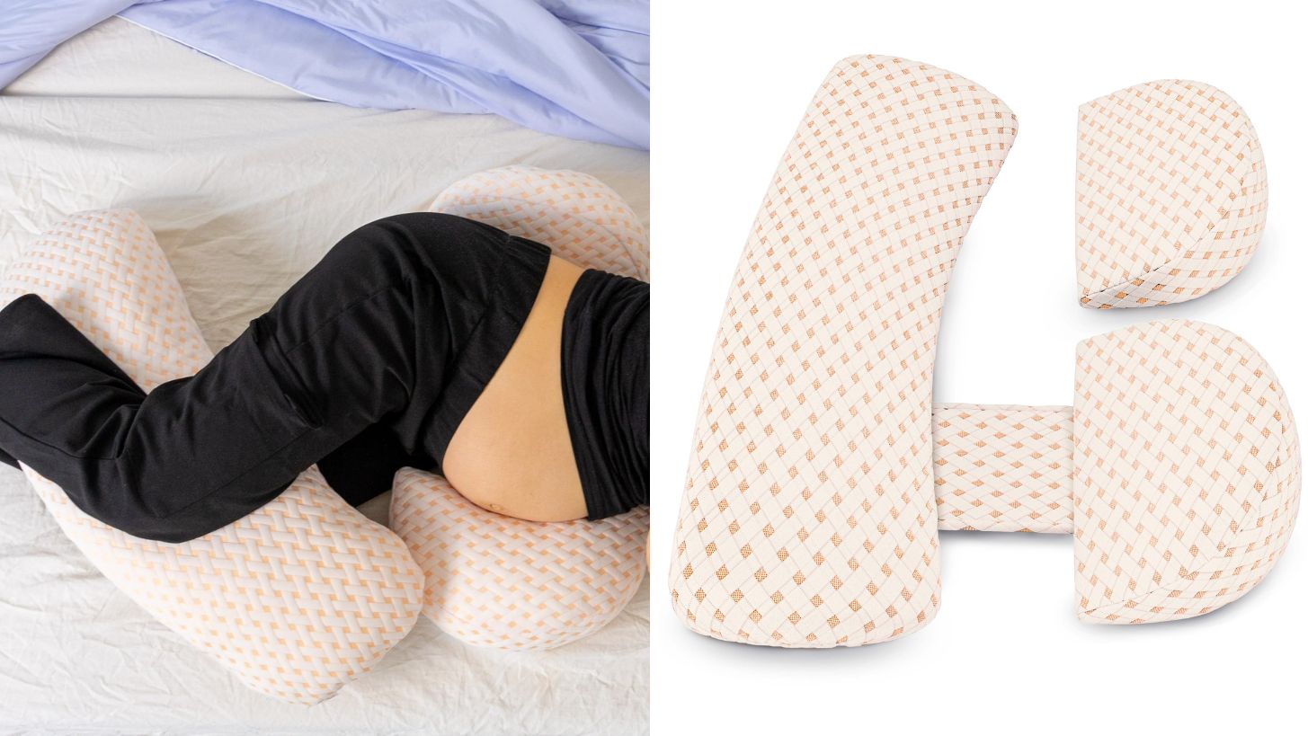 MommyPillow Graviditetspuden på en seng med en kvinde 