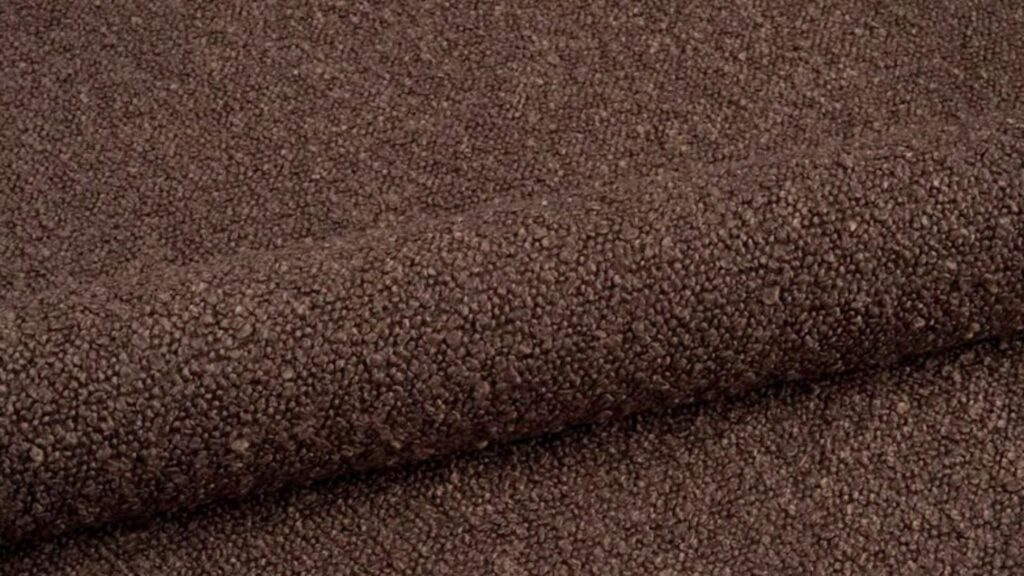 Mome Bouclé sovesofa brune stof up-close