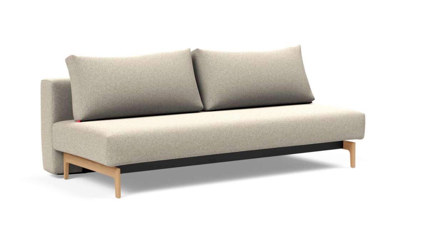 Trym sovesofa i beige på en hvid baggrund