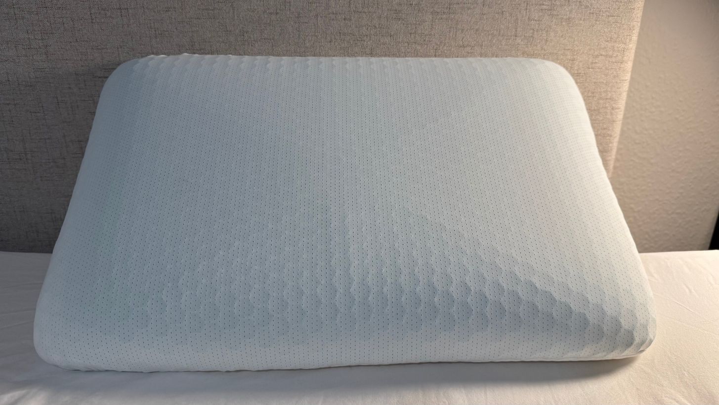 Gel grid sleep tech hovedpuden ligger på en seng