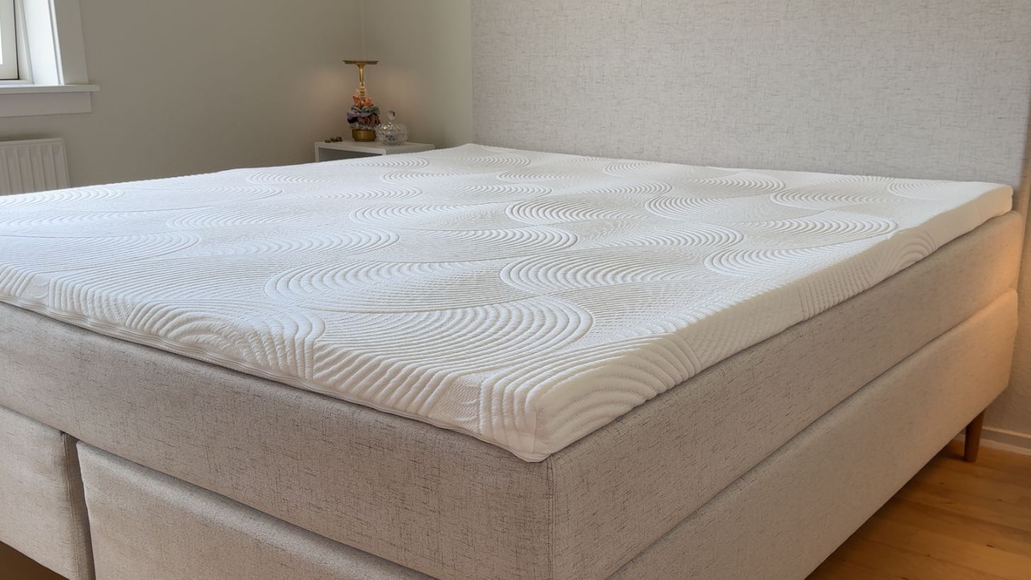 Essential Linen topmadras på vores egen seng i soveværelset