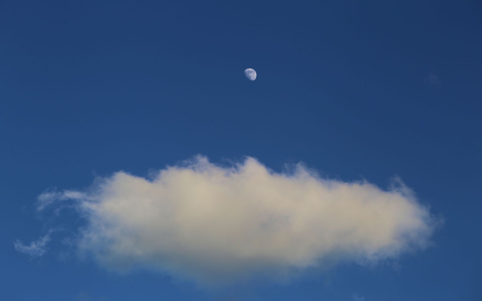 Billede af en måne og en sky
