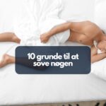 En mand der ligger i en seng, nøgen, med dynen over sig med teksten "10 grunde til at sove nøgen"