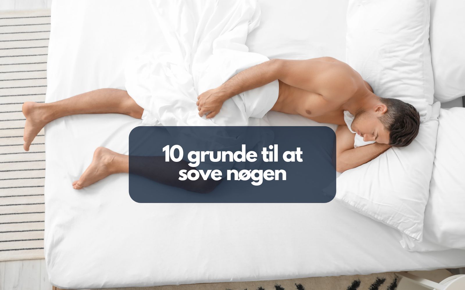 En mand der ligger i en seng, nøgen, med dynen over sig med teksten "10 grunde til at sove nøgen"