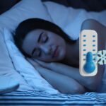 Kvinder der ligger i en seng med en kølende hovedpude og sover