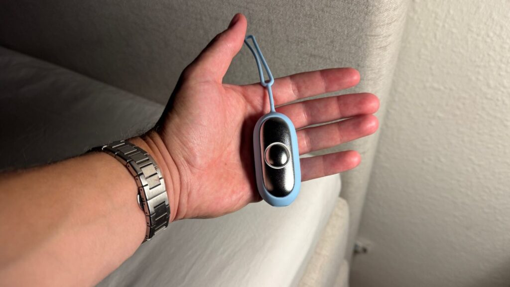 Pulsen søvnapparat bliver holdt i hånden