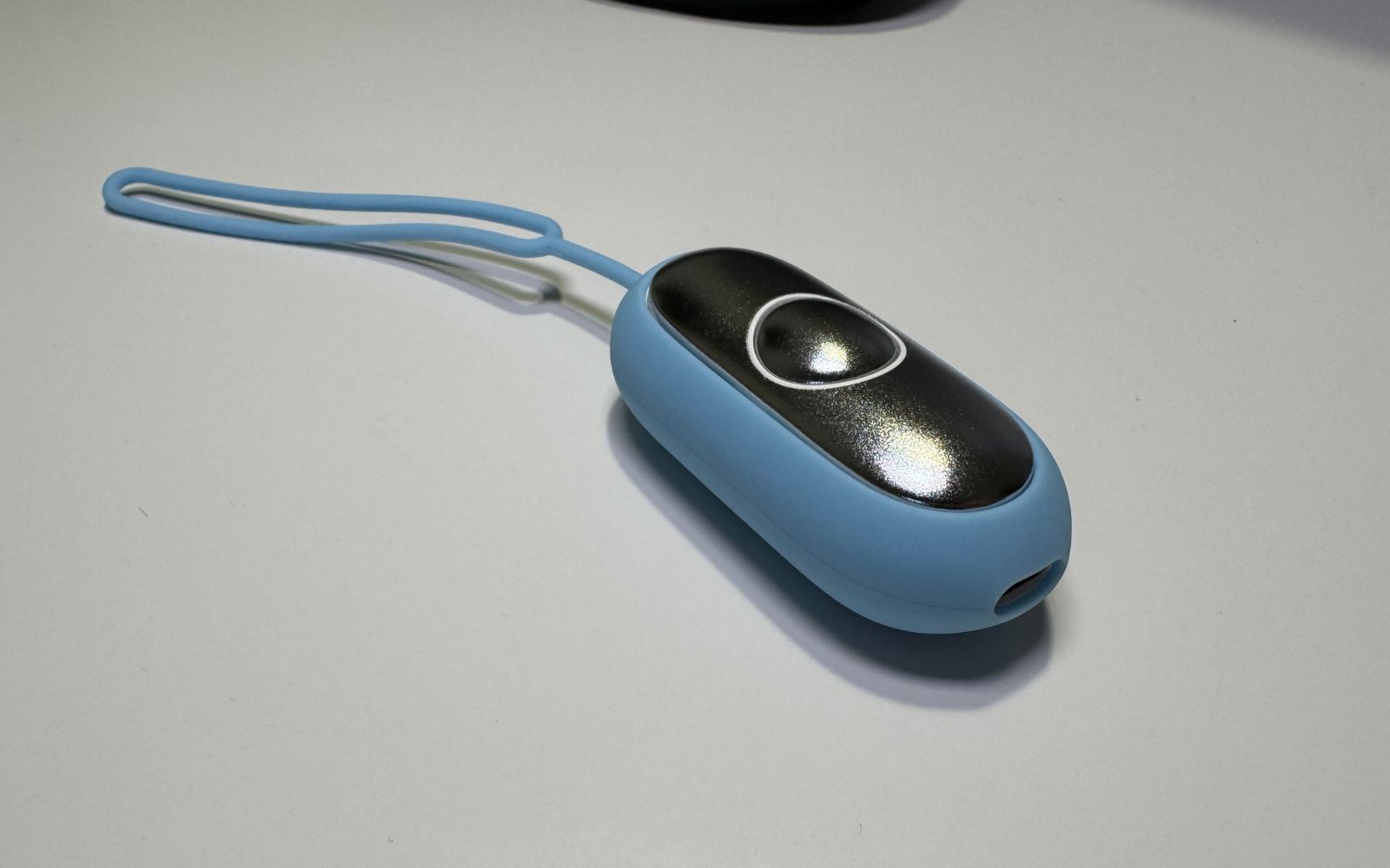 Pulsen ligger på et hvidt bord set tæt på