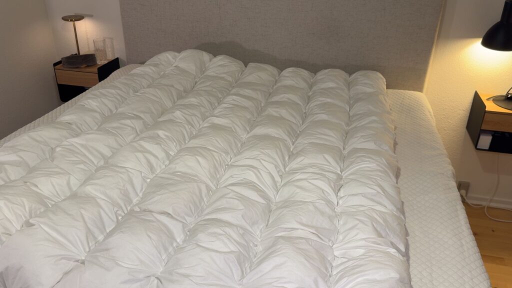 HybridDuvet på en seng, fylder meget