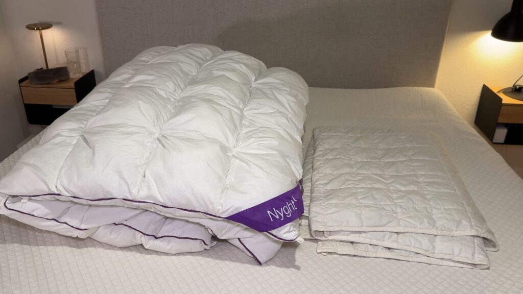 Nyght tyngdedynen og en almindelig tyngdedyne på en seng